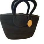 Bolso tejido negro con asas circulares