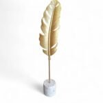 Pluma de Metal Con Base de Cemento Blanco